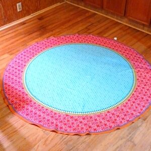 Better Home &Garden 70 Round Red & Green Print Table Cloth Light Weight